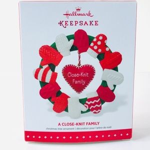 A close-knit family 2015 Hallmark Keepsake Ornament MIB / Mint in Box